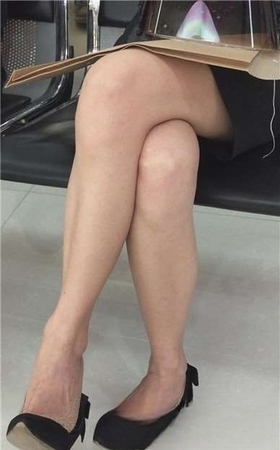 偶遇极品美腿船袜高跟鞋美足晾脚