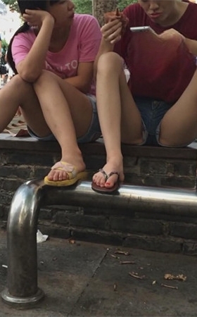 路边吃东西的小妹