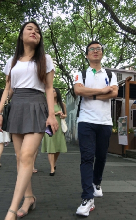 漂亮的气质长腿美女