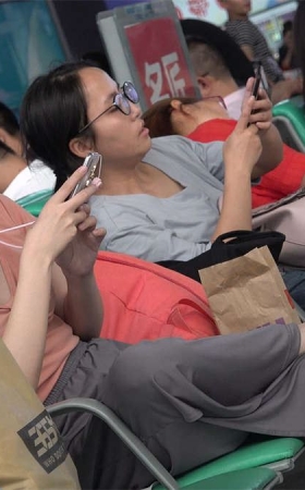 粉衣美足眼镜美女
