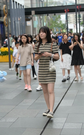 街拍穿丝的小姐姐 [17P]