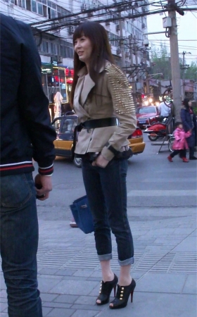 街拍紧身牛仔裤清纯气质美女