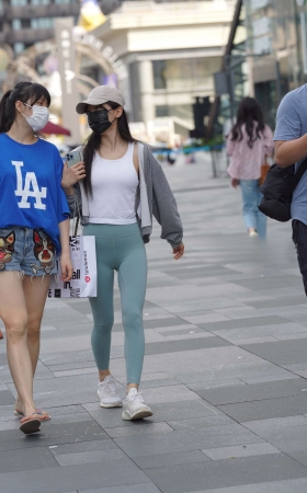 街拍带着鸭舌帽的紧身裤MM [23P]