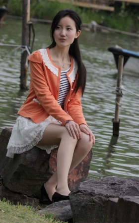No542 吸引无数游客目光的双胞胎姐妹