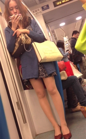 地铁上的长腿丝袜美女