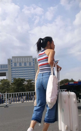拉行李的两个小美女