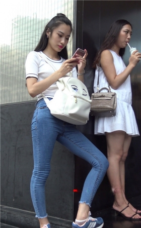 漂亮的牛仔裤美女
