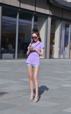 摄神街拍作品 纤细美腿，亮丝热裤美女