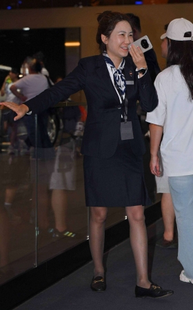 26530-42-56√鸿蒙智行-丸子头黑丝销售顾问 11P