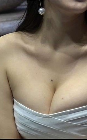 波涛汹涌性感的美女车模