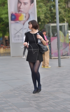 风韵犹存的黑丝少妇