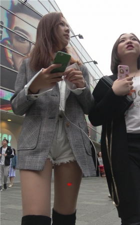黑色高靴短发美女
