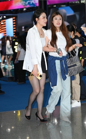 黑丝美女(73P)