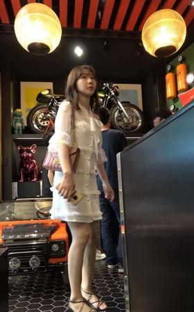 4K – 街拍别人家漂亮的白裙女友 [2.09 GB/MP4]