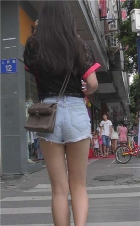 街拍美臀牛仔热裤妹子，走路急匆匆 [1.15 GB]