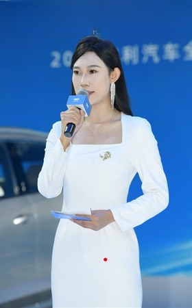 白裙女主持人(57P)