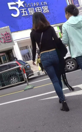 街拍紧身牛仔裤美女，个顶个的紧