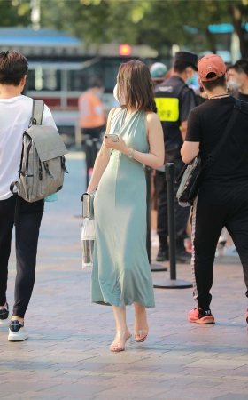 玻璃街拍作品 – 性感漂亮女友