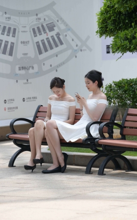 长椅上休息的美腿mm [20P]