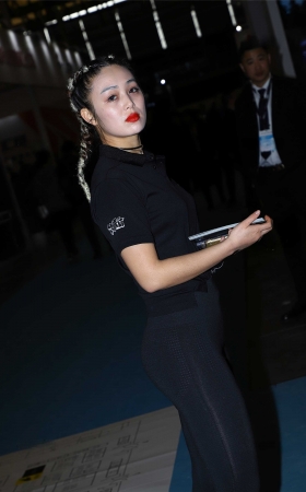 发传单的麻花辫紧身裤美女 [15P]