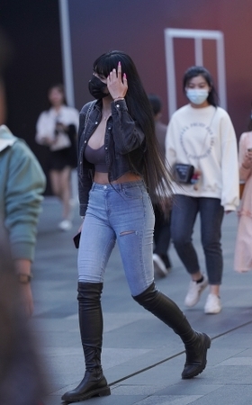 高挑的牛仔美眉
