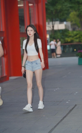 街拍热裤小姐姐跟闺蜜 [18P]