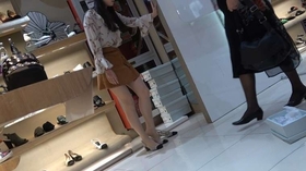 4k超清，鞋柜试高跟的美颜长腿美女