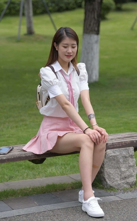 [一始专区] 粉色短裙美眉 【图片➕视频】 [10P]