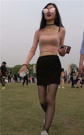 4K – 紧身短T街拍黑丝短裙小蛮腰美女 [952 MB]