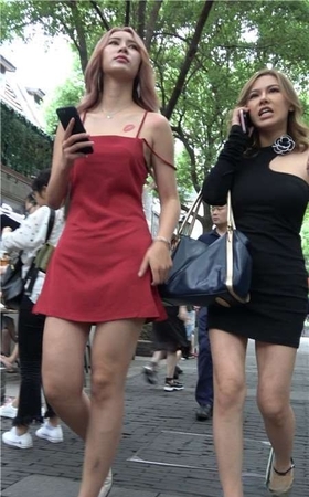 4K红色吊带裙超性感街拍美女下午茶 [1.13 GB]