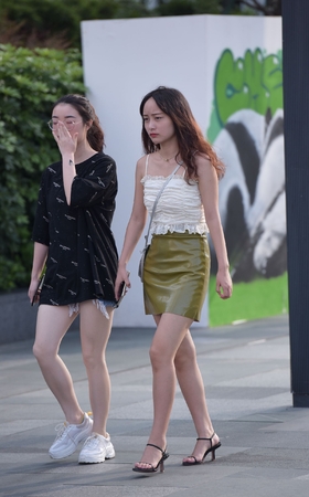 包屯裙美女