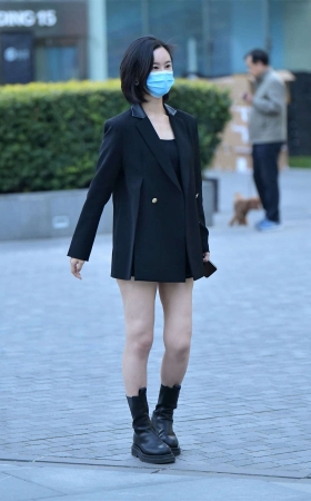 凯恩街拍作品 – 黑色热裤美女