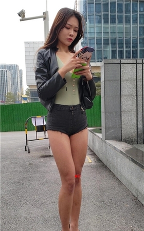 （视频）黑色热裤月牙美女