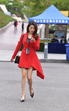 大红裙长腿美女