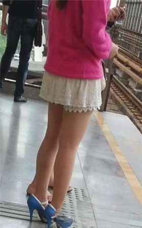 高铁站台偶遇高跟美腿短裙少妇