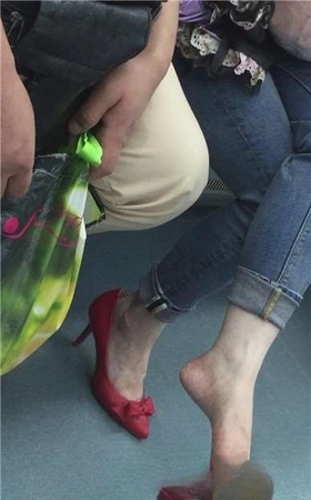 红色尖嘴小高跟紧身蓝牛美眉，这双美足为何满是老茧。