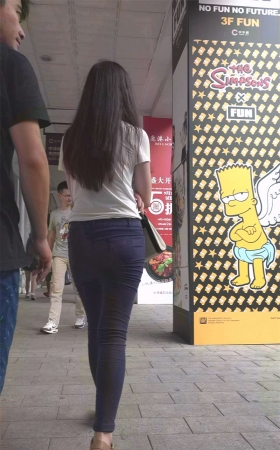 紧臀打底裤小妹身材好
