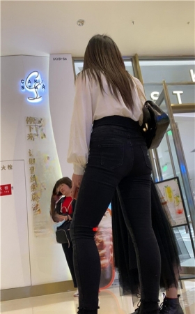 高腰黑牛仔裤美女