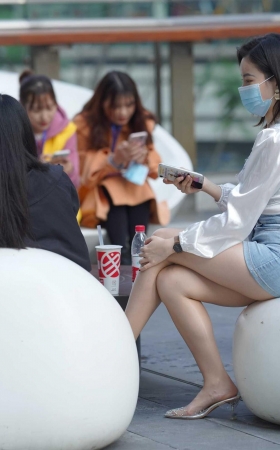 牛仔短裙肉丝美眉 [23P]