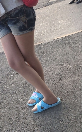 热裤肉丝凉拖
