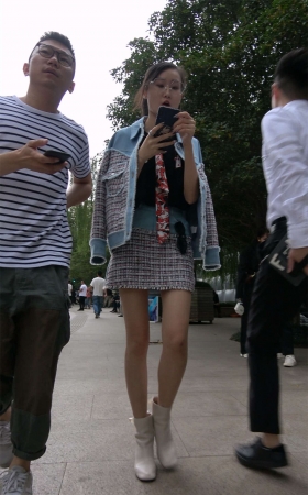 苗条高挑眼镜妹