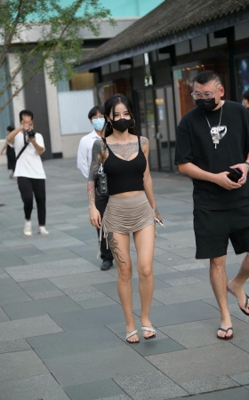 街拍超短裙纹身女 [20P]
