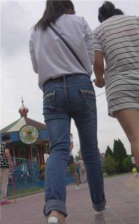 牛仔紧身妹子