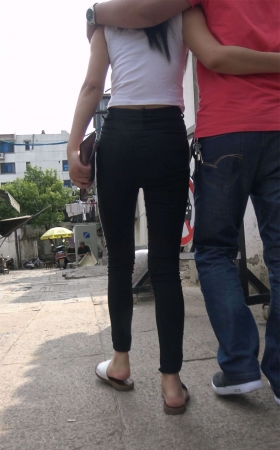 鸭舌帽运动裤白T恤好身材小姐姐