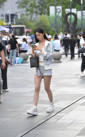 街拍喜欢穿R丝的长腿美眉 [21P]