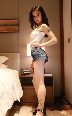 白色小吊带衫超短牛仔热裤美女慢摇 [428 MB]