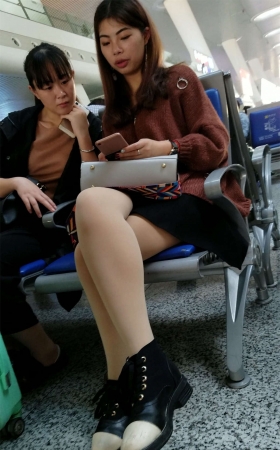 候车的肉色丝袜美眉嘴唇诱惑