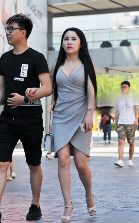 丰胸美女 [12P]