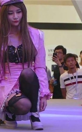 舞蹈表演的cosplay美眉