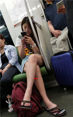 地铁上裸腿妹子